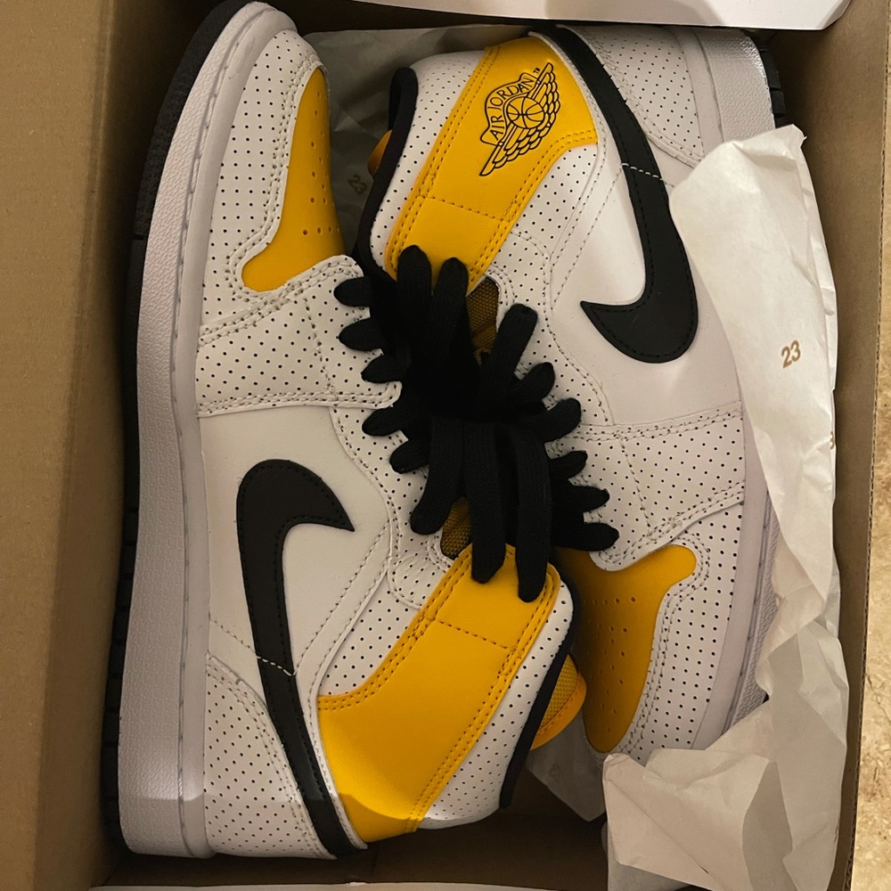 Nike AJ1 Mid Jordan 1 black/white/UnvGold size 8W
